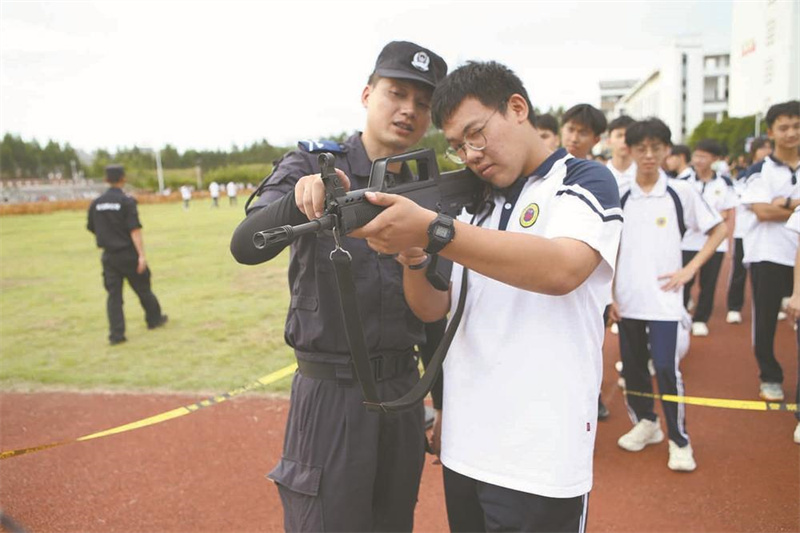 3000多名师生“打卡”警营大集市