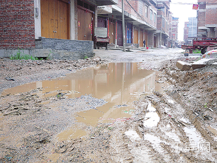 "泥水路"何日变水泥路?